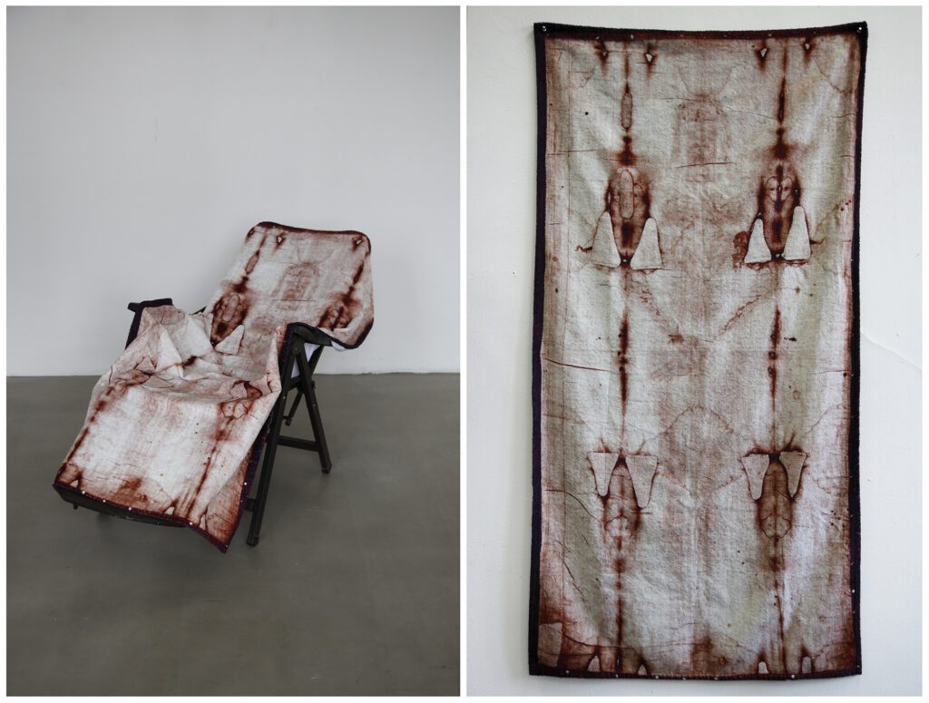 Shroud of the beach (Objekt, bedrucktes Strandtuch, Plastikstuhl)